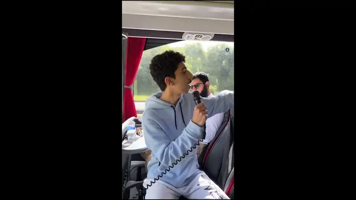 طلاب في رحلة بالمملكة المتحدة وأنشطة صفية.