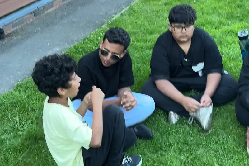 طالب يستكشف الطبيعة في المعسكر